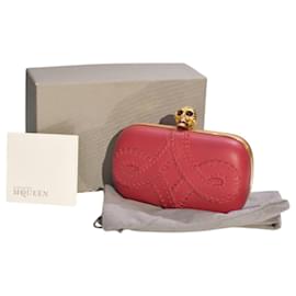 Clutch de cuero rojo Alexander McQueen con cierre de calavera dorada adornada con cristales - Alexander Mcqueen