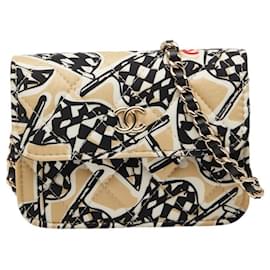 Borsa a spalla mini a catena Chanel Matelassé Coco Mark con motivo a bandiera a scacchi
