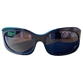 Occhiali da sole Prada neri con dettaglio dorato