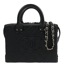 Custodia quadrata media in pelle di vitello trapuntata nera con borchie di Chanel
