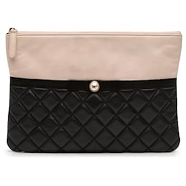 Clutch Chanel nera media in pelle di agnello e vitello trapuntata con perle O