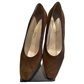 Chanel Pumps aus braunem Wildleder Größe 39
