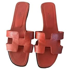 Hermès Oran Sandalen aus rotem Leder