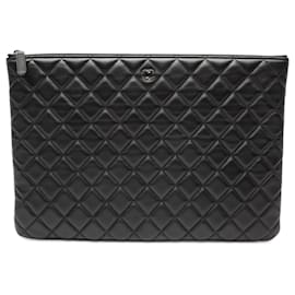 Clutch Chanel nera grande in pelle di agnello trapuntata con doppia cucitura O