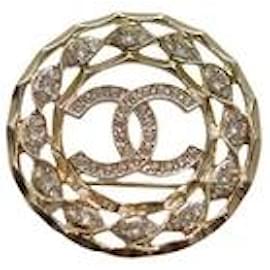 Spilla a forma di corona rotonda in tono oro di Chanel con decorazione in cristallo
