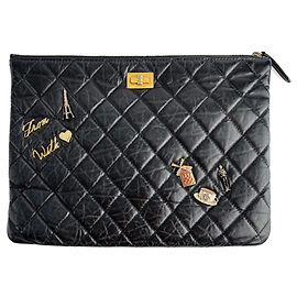 Chanel Matelassé O Case aus Distressed Kalbsleder 2.55 Reissue mit Glückscharme Schwarz