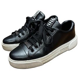 Schwarze Leder-Sneaker von Miu Miu