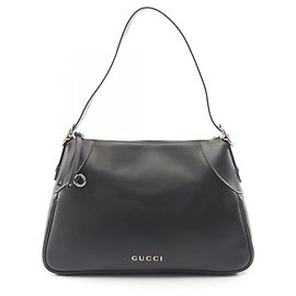 Borsa a spalla media Gucci GG Emblem in pelle nera