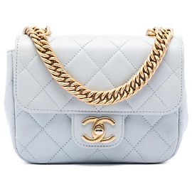 Chanel Mini Quadrat Blau aus genarbtem Kalbsleder mit Kette