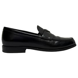 Mocassini in pelle di vitello nera con placca logo Prada