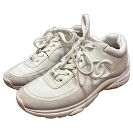 Weiße Leder- und Wildleder-Sneaker von Chanel