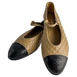 Chanel Ballerine in pelle di vitello trapuntate con punta cap-toe bicolore