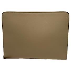 Clutch in pelle con logo Fendi
