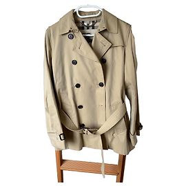 Gabardina Burberry Kensington corta beige de algodón