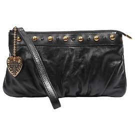 Pochette Gucci de cuero negro con tachuelas y charm de corazón