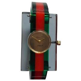 Reloj de pulsera para mujer de Gucci en plexiglás en los colores típicos de la marca, años 70. Funcional y difícil de encontrar. Logo claramente visible a pesar del ligero desgaste con el tiempo.