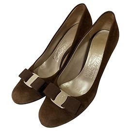 Pumps in suede Vara Ribbon di Salvatore Ferragamo