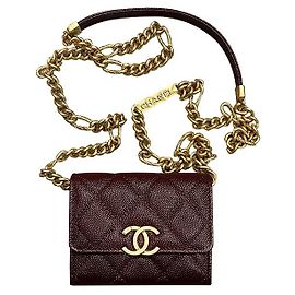 Chanel Tarjetero de cadena con logo CC en caviar burdeos