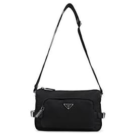 Prada Bolsa de ombro média em nylon e couro Saffiano