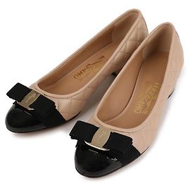 Salvatore Ferragamo Pumps trapuntati Nero/Nuova Bisque