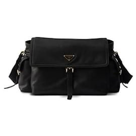 Entdecken Sie die Schultertasche mit Klappe aus mittlerem Nappa-Leder - Prada