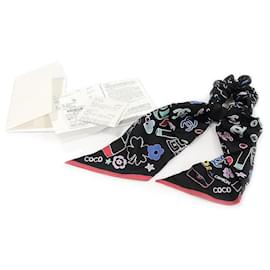 Chanel Scrunchie per capelli in seta nera con motivo logo CC