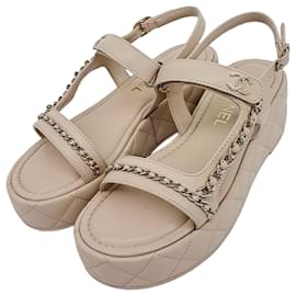 Sandali a piattaforma con catena Chanel