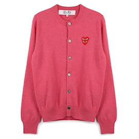 Comme Des Garcons Rosa Cardigan mit rotem Doppelherz-Patch