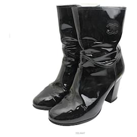Chanel Botas midi de charol negro