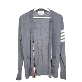 Cardigã V-Neck Relaxado em Lã Merino - Thom Browne