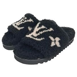 Lammfellslipper von Louis Vuitton