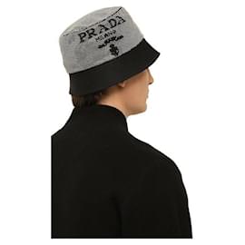 Cappello bucket in nylon con borchie - Prada