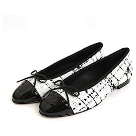Ballerine in Tweed con Punta Captoe CC Bicolore - Chanel