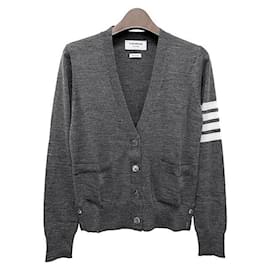 Cardigan aus Merinowolle in Mittelgrau mit diagonalen Armleisten - Thom Browne