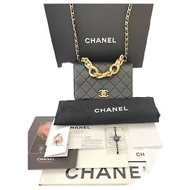 Chanel Piccola borsa a tracolla con catena a tre perle