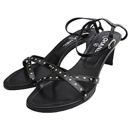 Chanel Sandali con borchie e logo nero