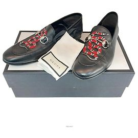 Gucci Mocassino Nero con Ricamo di Serpente