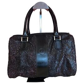 Fendi Boston in Schwarz mit einem Hauch von lila Glanz