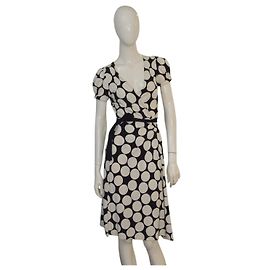 Vestido envelope de bolinhas Diane von Furstenberg Preto Branco Rayon Mangas curtas