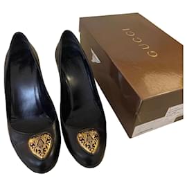 Zapatos de tacón Gucci negros con adorno de corazón dorado
