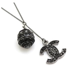 Collana da donna Chanel in nero e gunmetal