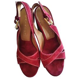 Sandali con tacco rosso in suede di Casadei