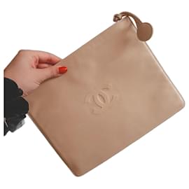 Pochette in pelle vintage con logo CC di Chanel beige