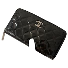 Cartera con cremallera de cuero patentado acolchado de Chanel