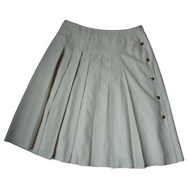 falda blanca plisada inconnue con botones dorados Talla 44