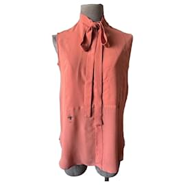 Camisa sin mangas de seda coral de Christian Dior con abeja bordada