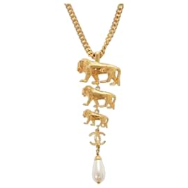 Collana in metallo con perle finte dorate e leone Coco Mark di Chanel