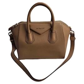Borsa Antigona in pelle taupe di Givenchy