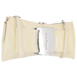 Salvatore Ferragamo Schultertasche aus Lackleder Creme Silber Auth bs33471