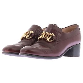 Mocassini Gucci bordeaux in pelle con catena dorata
